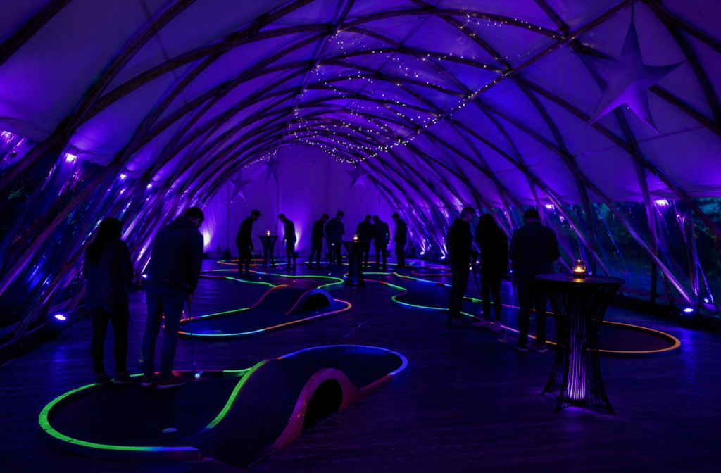 Schwarzlicht-Minigolf