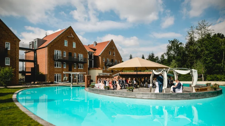 Insel_im_Pool_11
